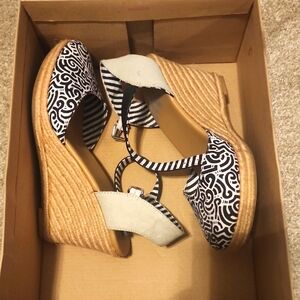 DV by Dolce Vita Black and White Wedge Sandals with Geometric Print
